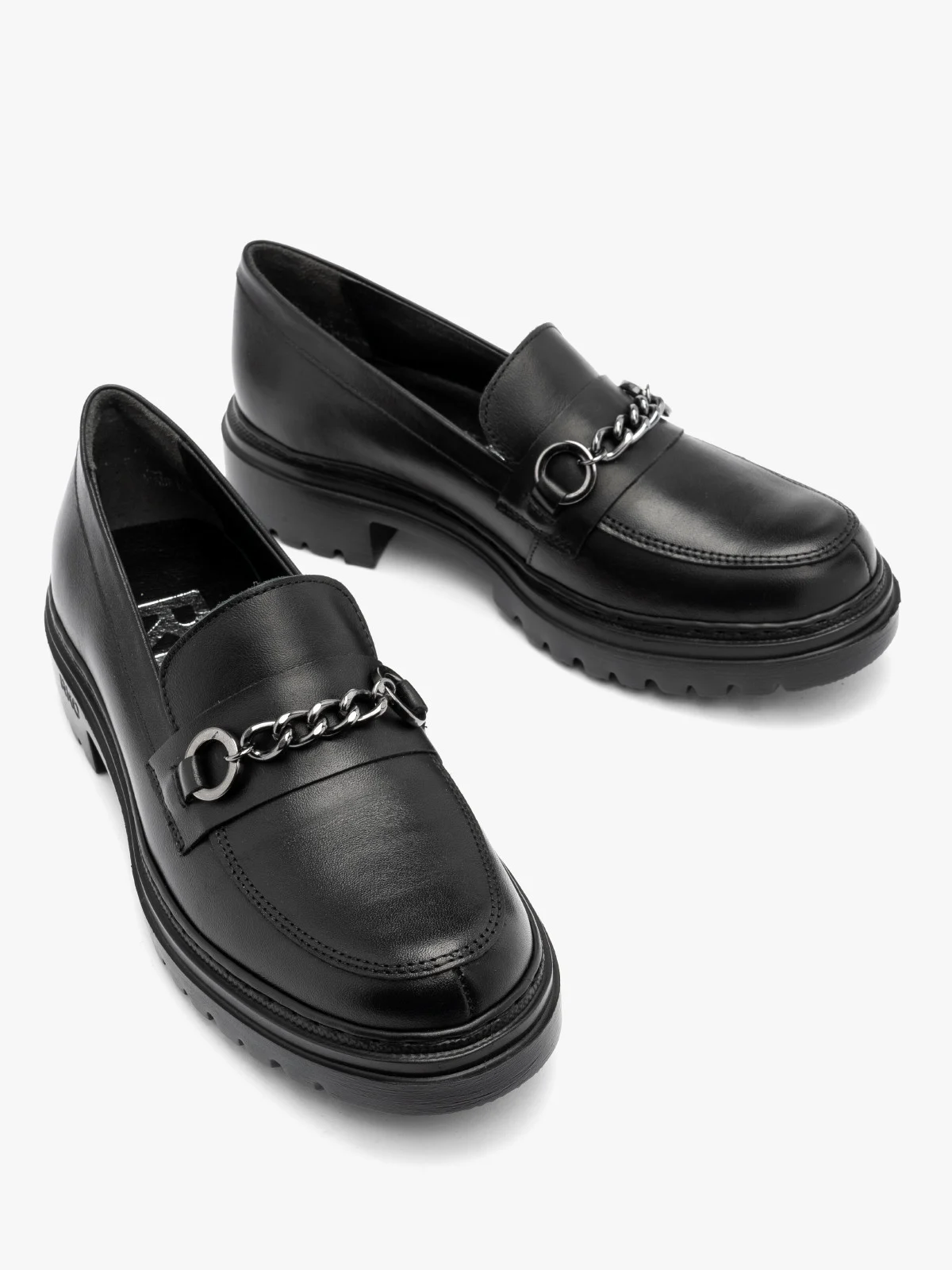 Czarne mokasyny z łańcuszkiem na cholewce