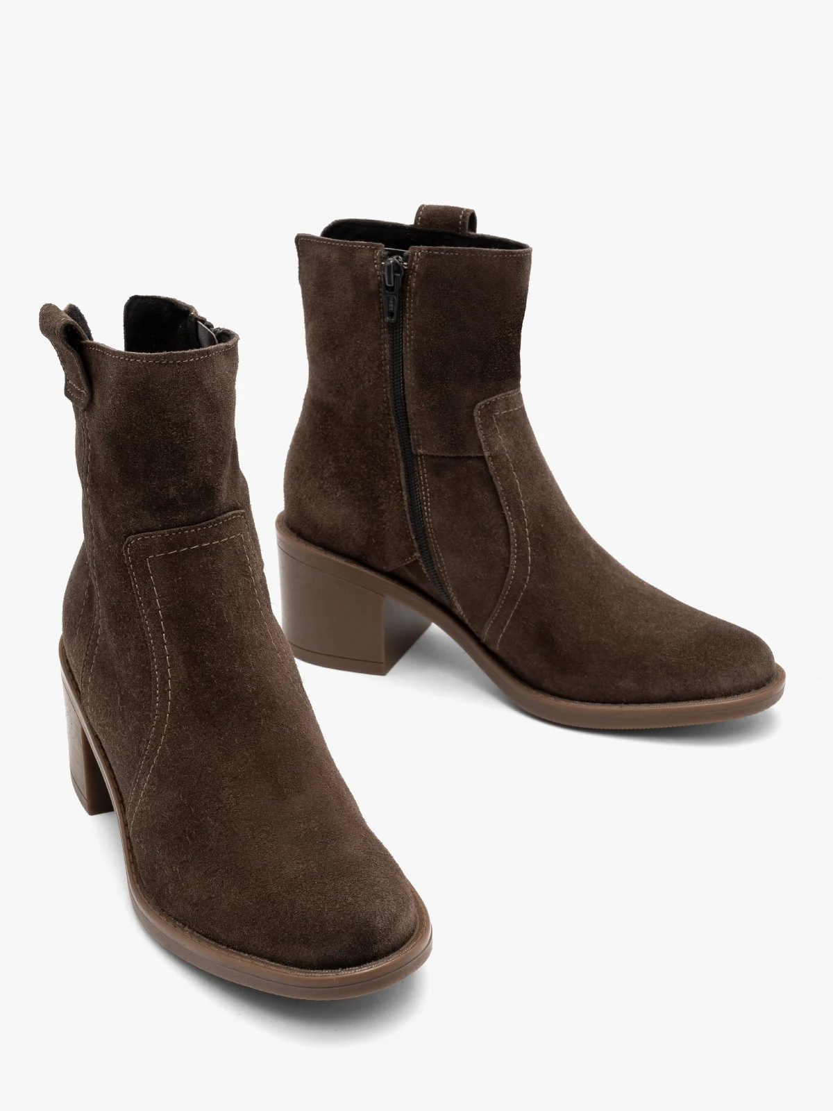 Brązowe botki ze skóry welurowej z ozdobnymi przeszyciami na cholewce