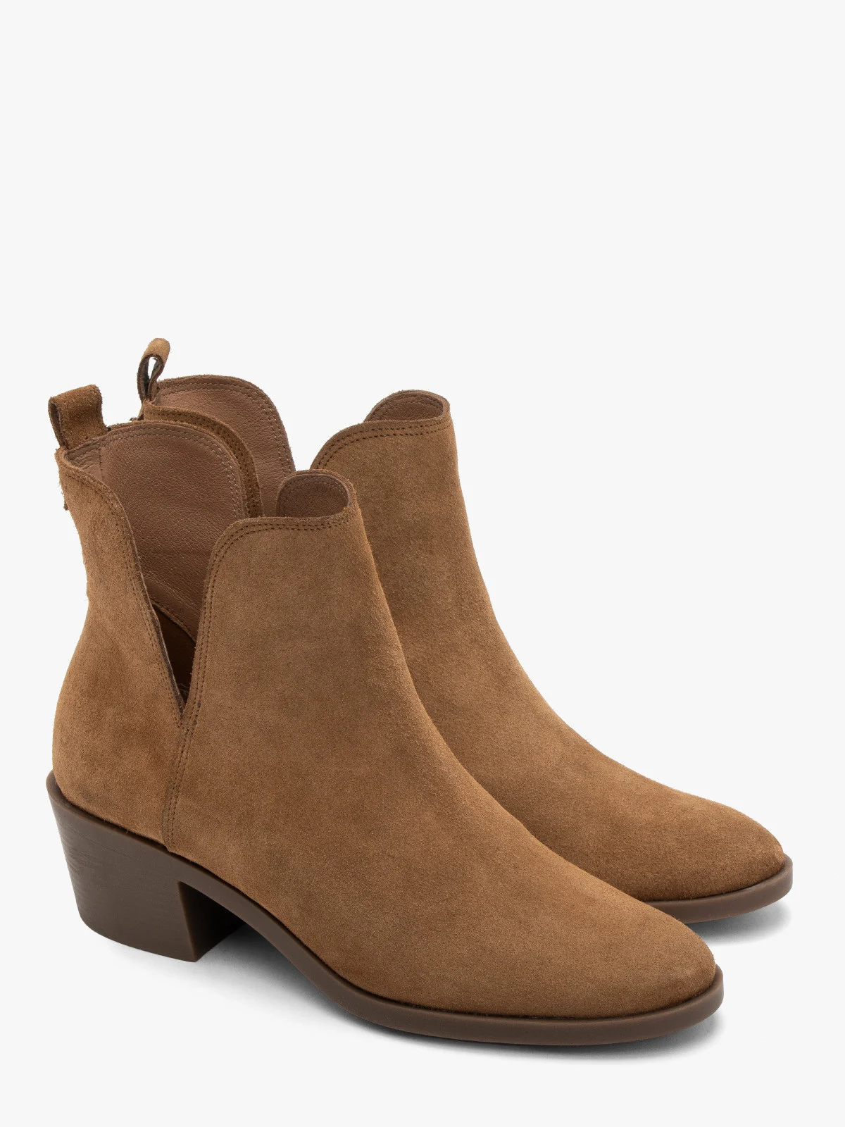 Welurowe botki z wyciętą cholewką