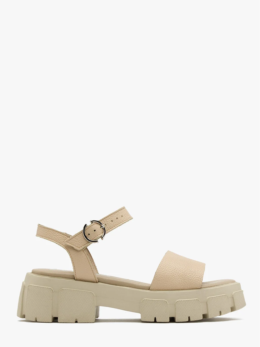 Beżowe sandały ze srebrną sprzączką