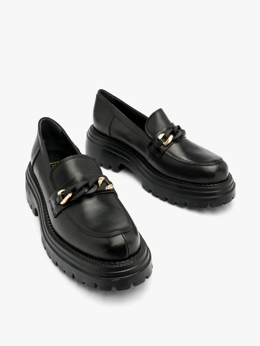 Czarne mokasyny z ozdobą na cholewce