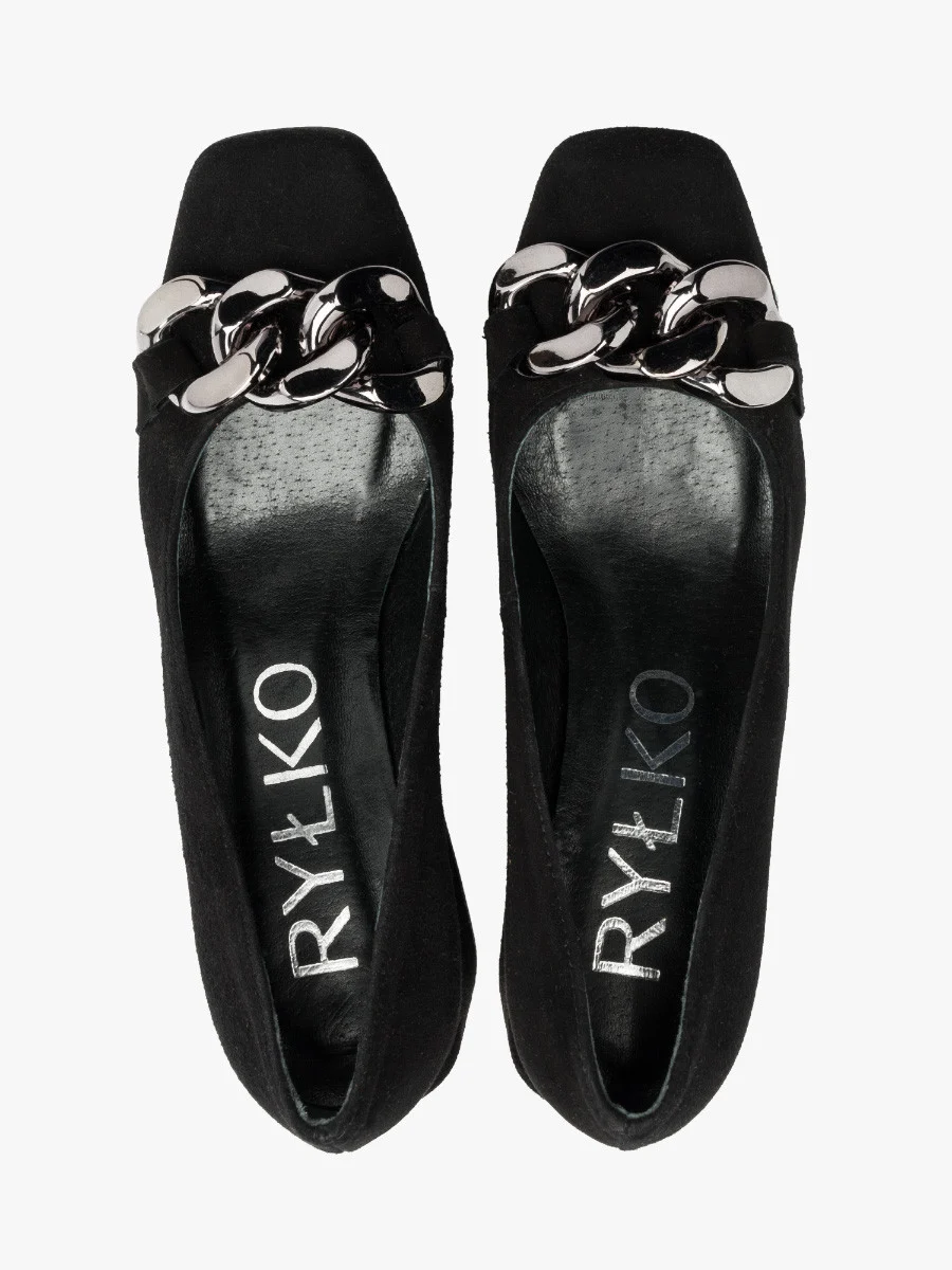 Czarne czółenka z ozdobą