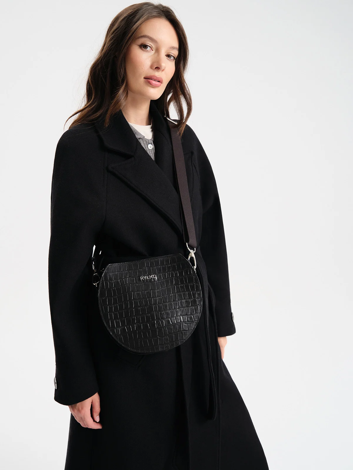 Czarna torebka damska z ozdobną fakturą