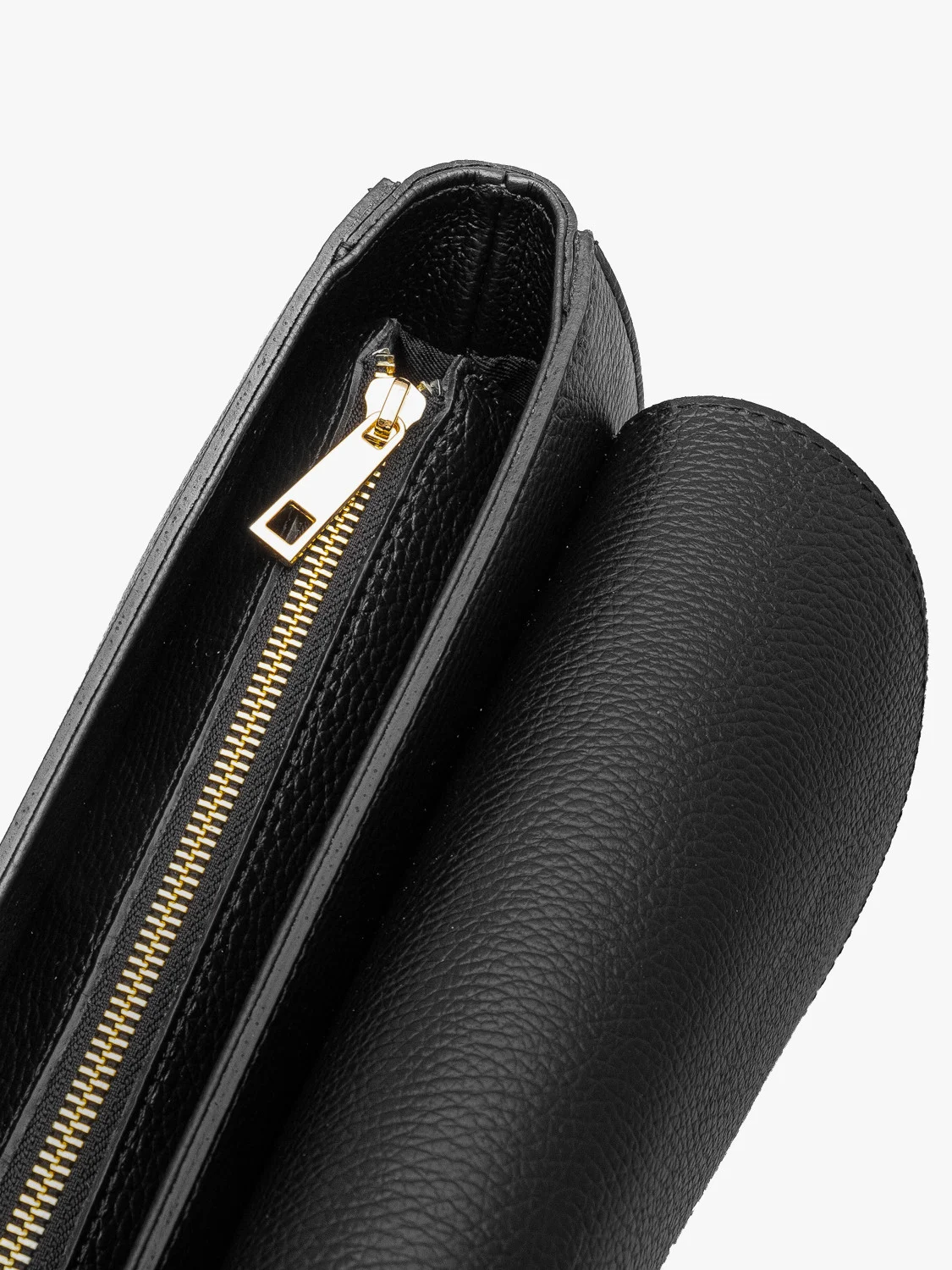 Czarna torebka średniej wielkości