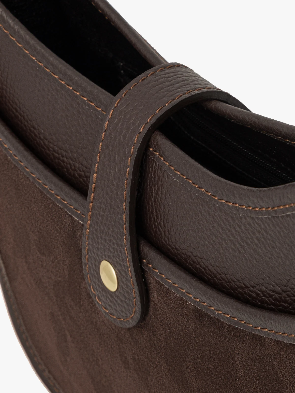 Mała, brązowa torebka na pasku ze złotymi detalami