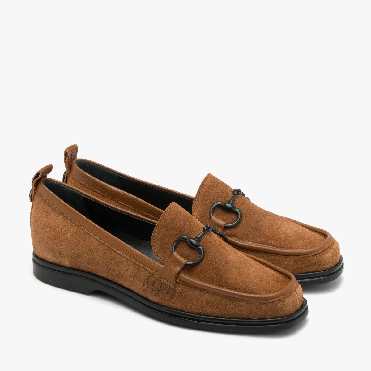 Brązowe mokasyny z czarną ozdobą