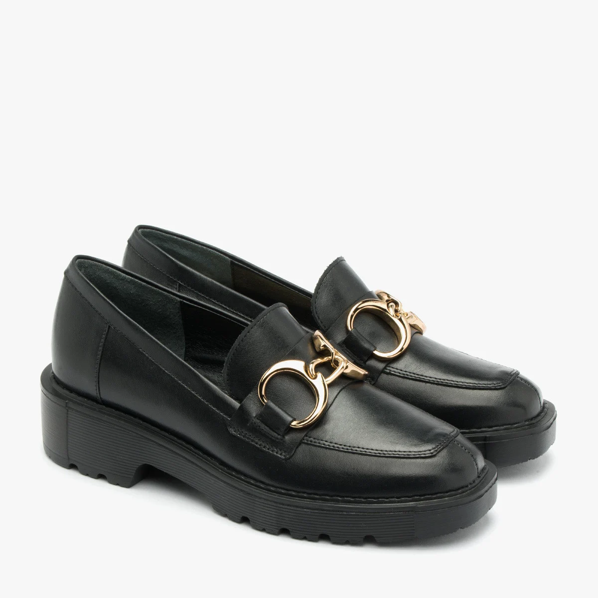 Czarne mokasyny ze złotą ozdobą