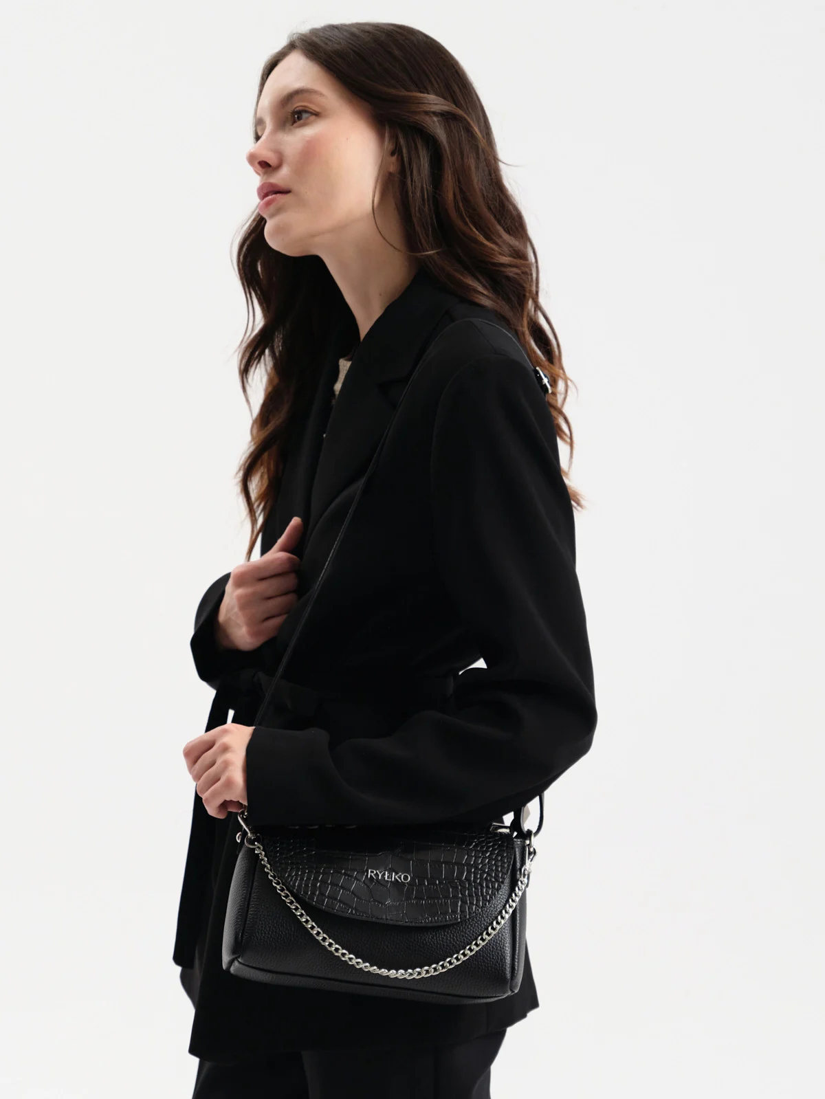Czarna torebka z łańcuszkiem oraz dekoracyjną klapą w zwierzęcy deseń
