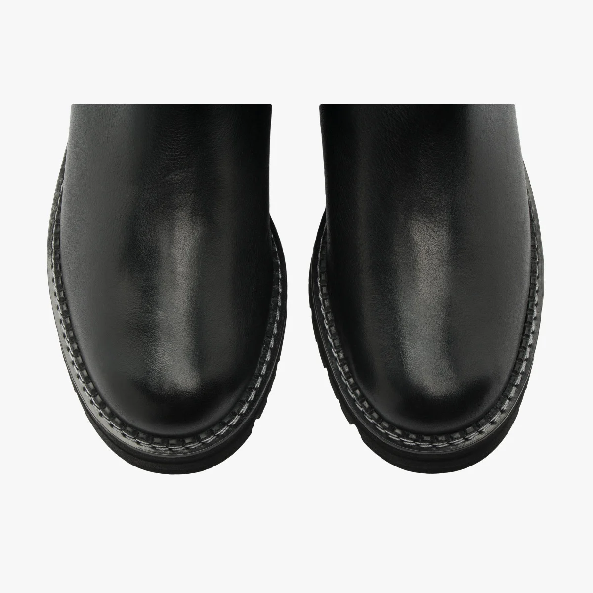 Czarne kozaki z jasnymi przeszyciami