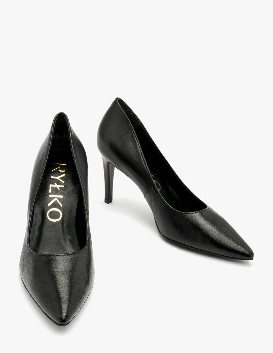 Czółenka w kolorze czarnym na szpilce