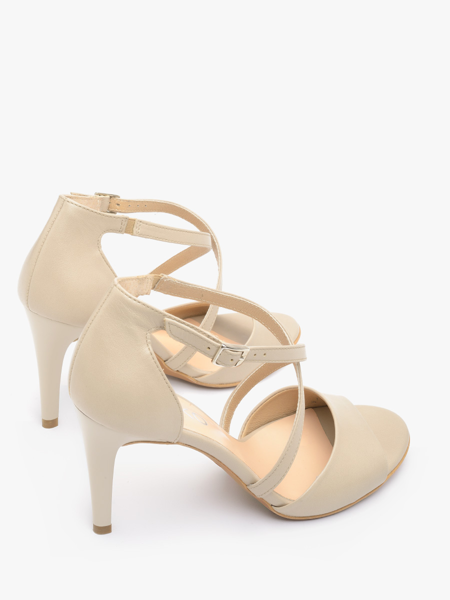 Sandały z ozdobnymi paseczkami