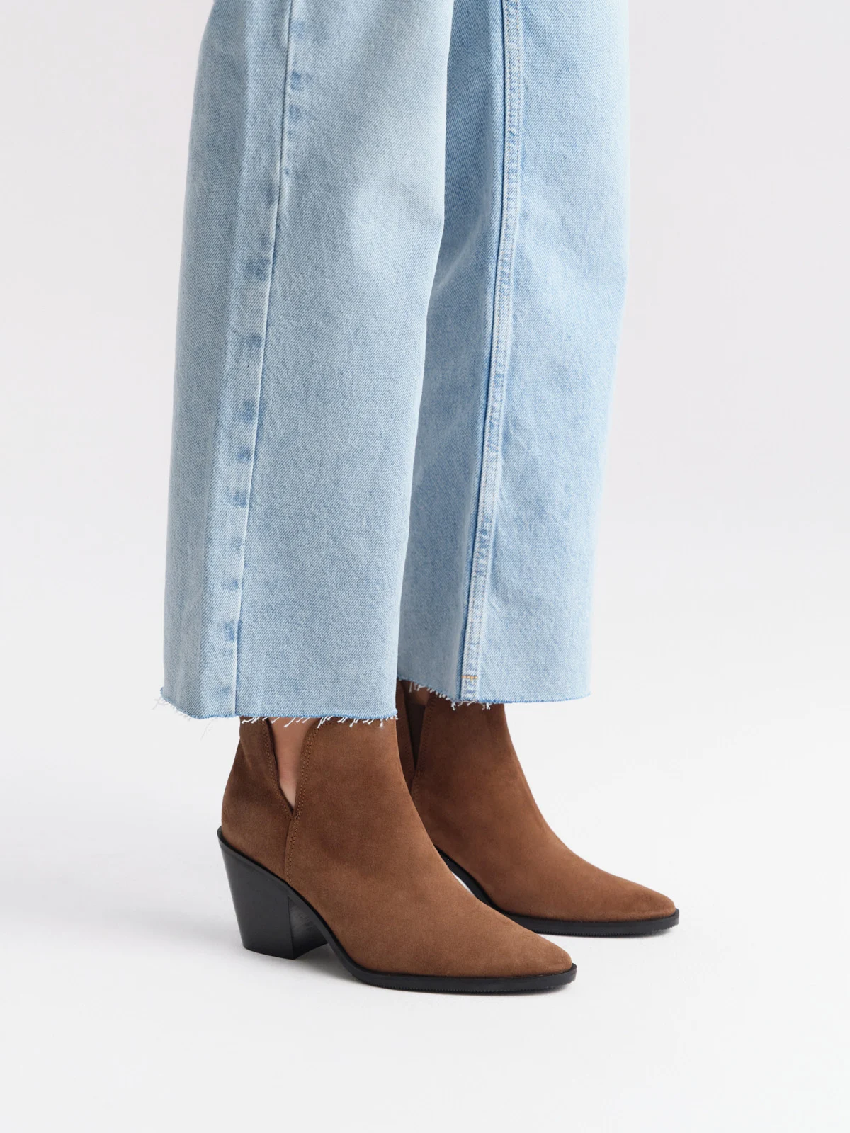 Brązowe botki z wycięciem przy kostce