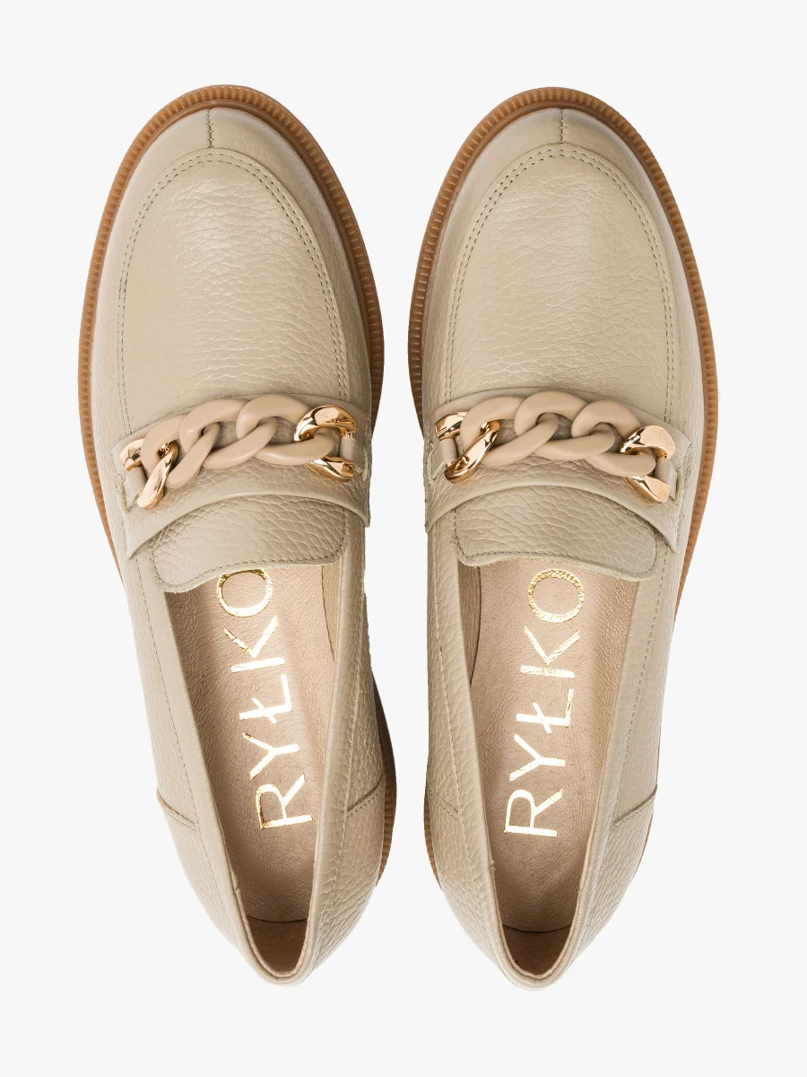 Beżowe mokasyny ze złoto-beżową ozdobą