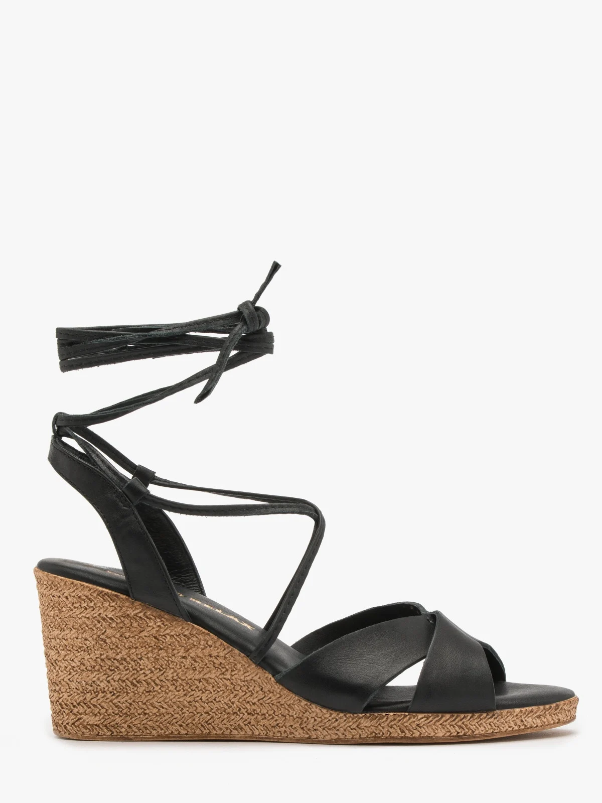 Czarne sandały z ozdobnymi paseczkami