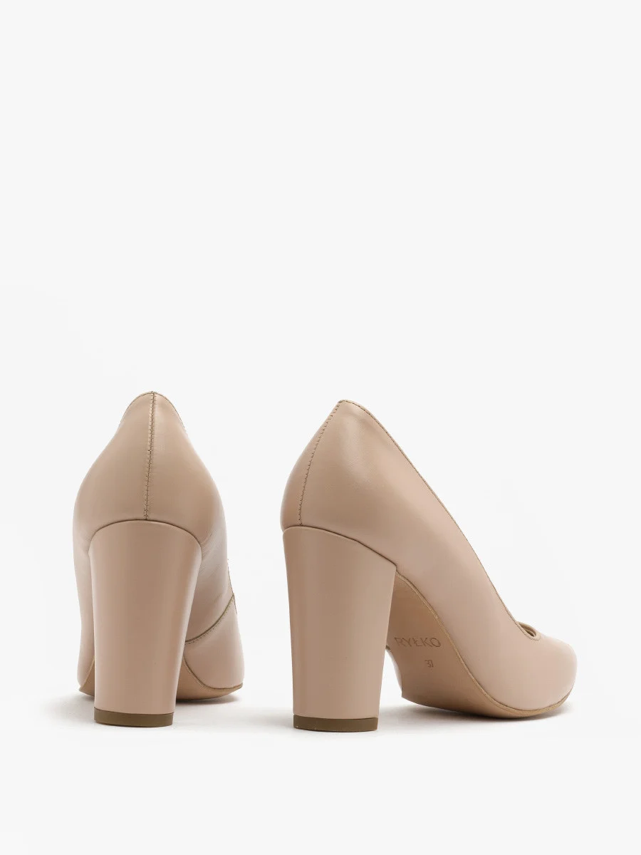 Beżowe czółenka na słupku