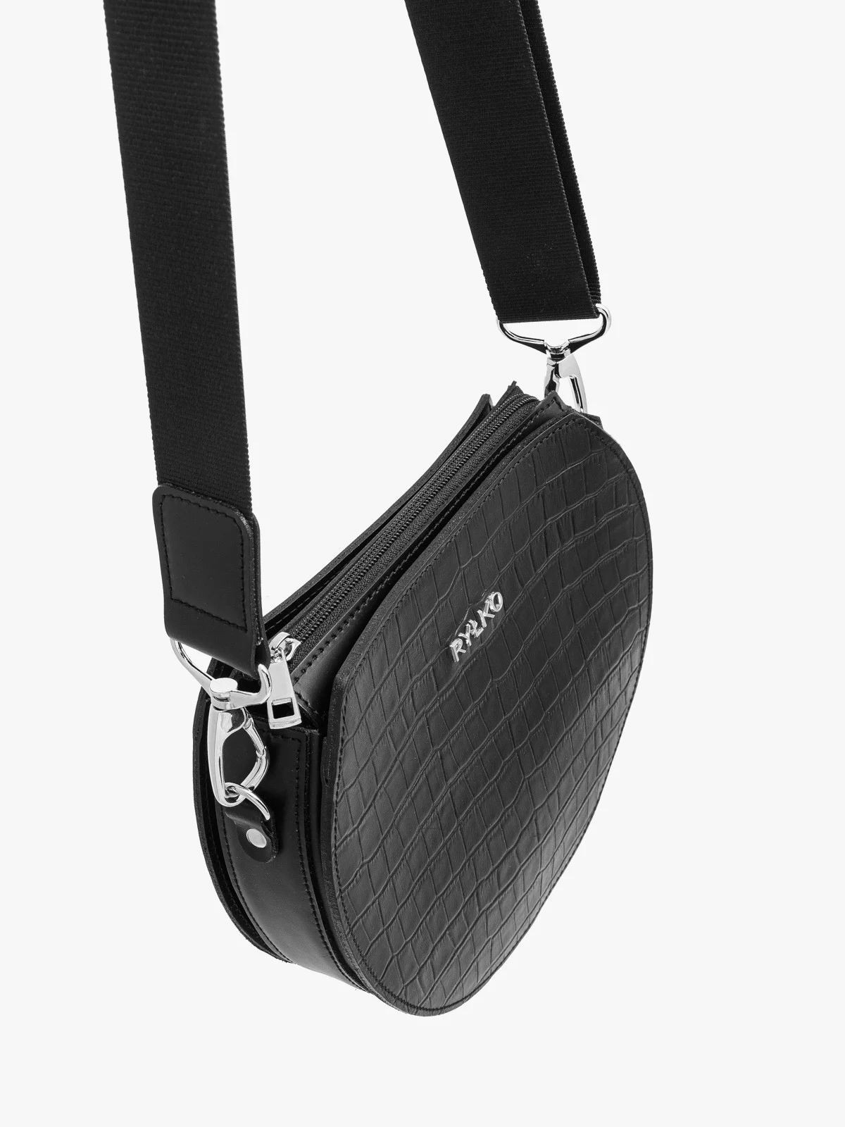 Czarna torebka damska z ozdobną fakturą