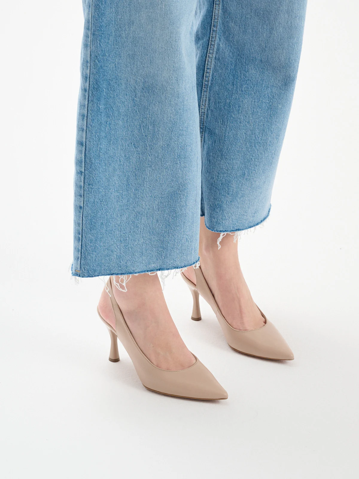 Beżowe czółenka z otwartą piętą