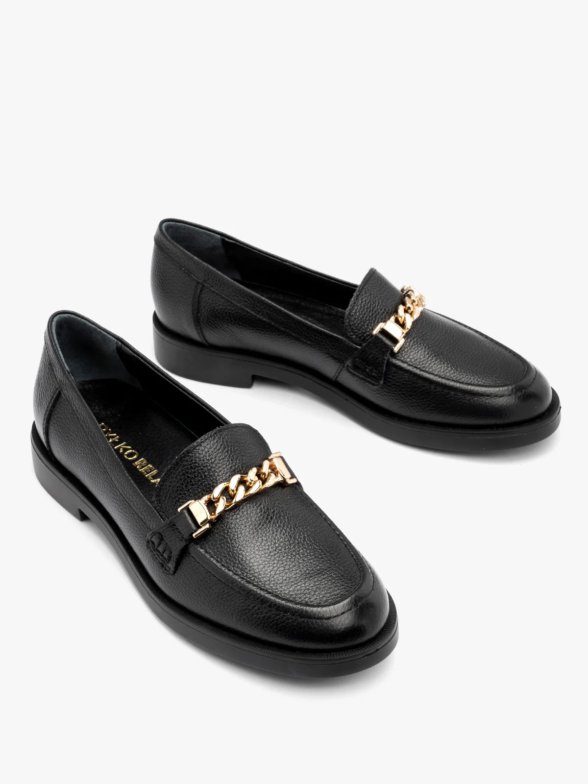 Mokasyny w czarnym kolorze ze złotym łańcuszkiem