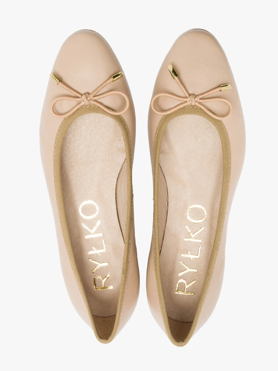 Beżowe baleriny z ozdobną kokardą