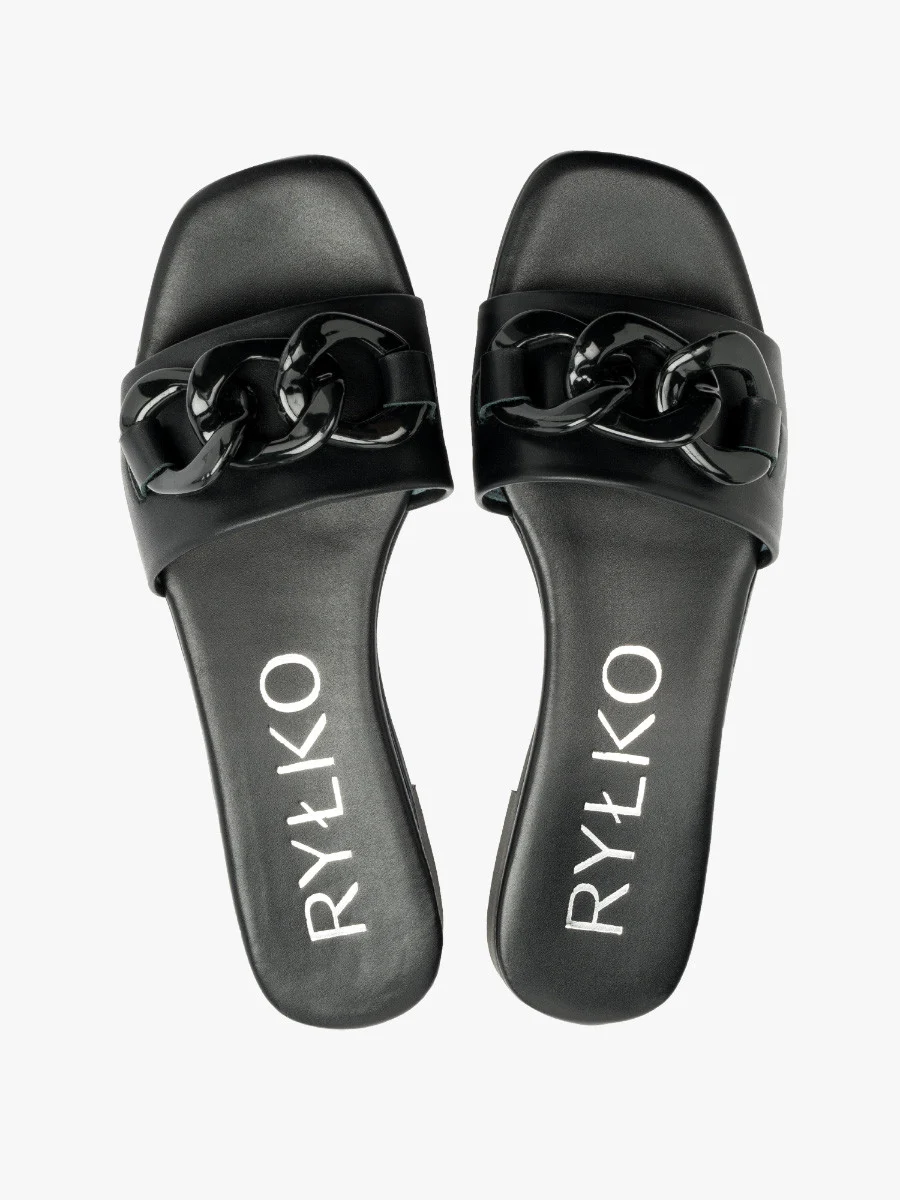 Czarne klapki z masywnym łańcuchem