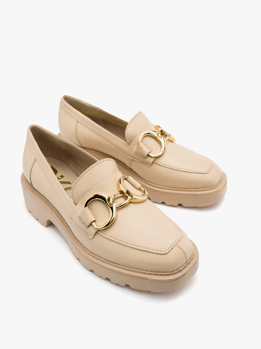 Beżowe mokasyny ze złotą ozdobą