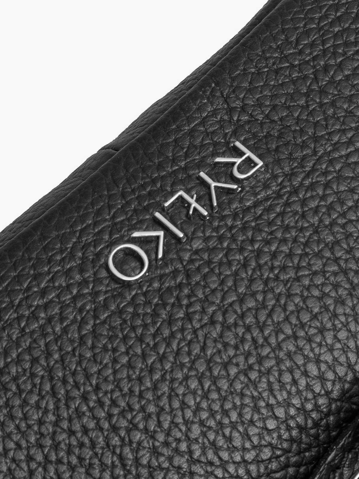 Czarna torebka damska zapinana zdobną klamrą