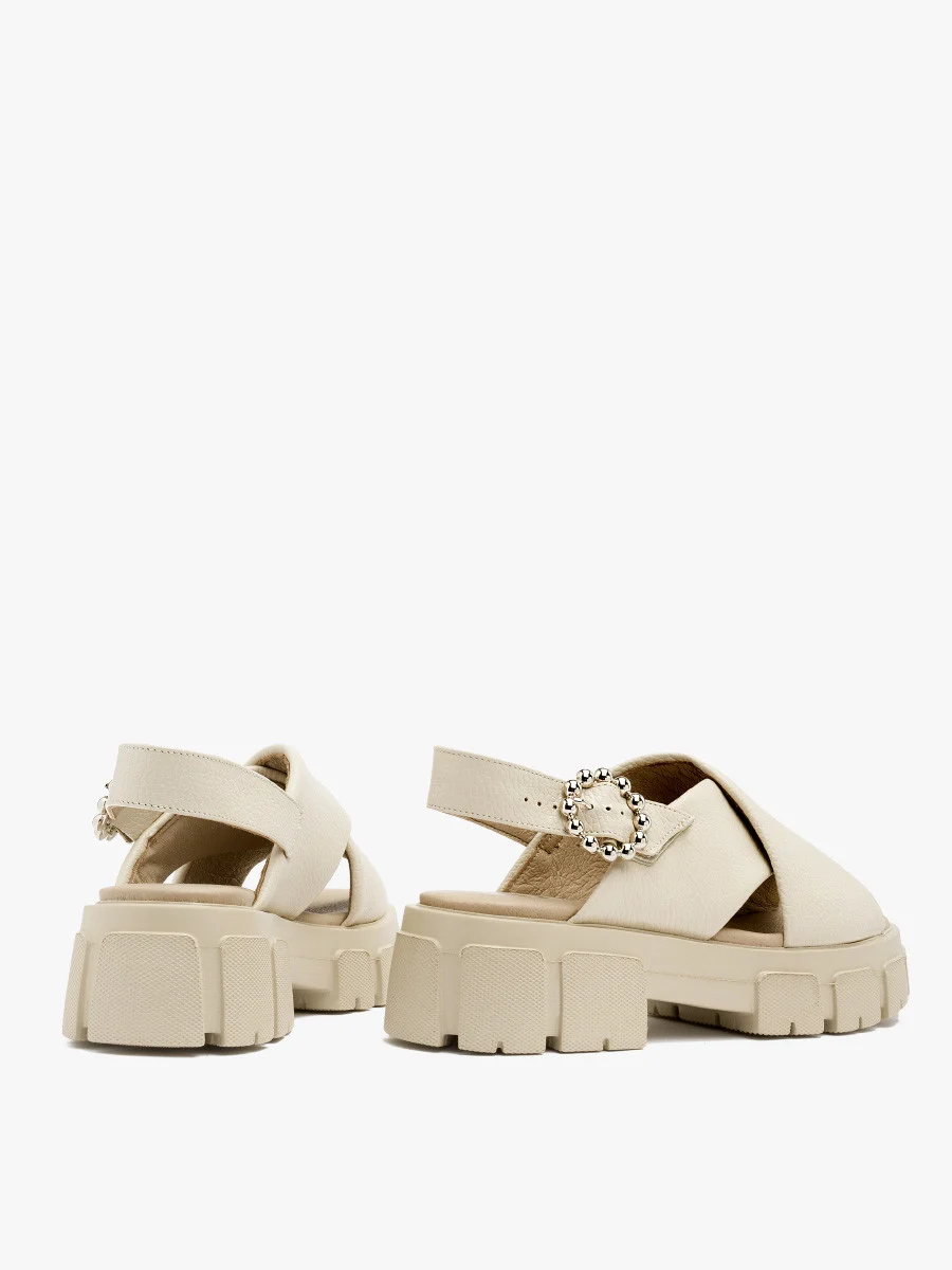 Kremowe sandały z ozdobną klamrą