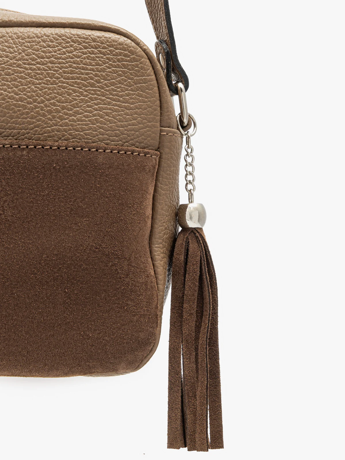 Brązowa torebka z ozdobnym frędzlem