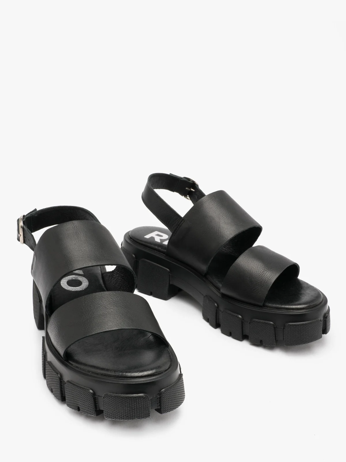 Czarne sandały na masywnym spodzie