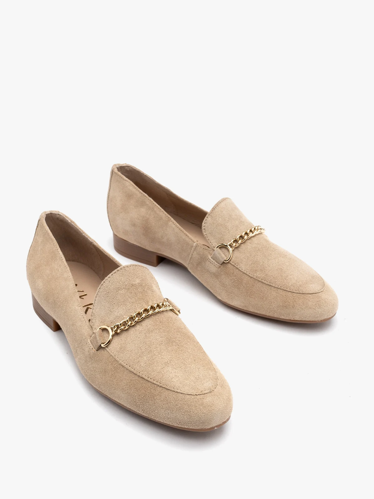 Piaskowe mokasyny ze złotym łańcuszkiem