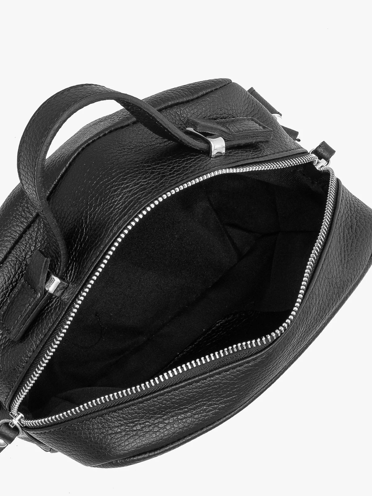 Czarna torebka średniej wielkości ze srebrnymi dodatkami