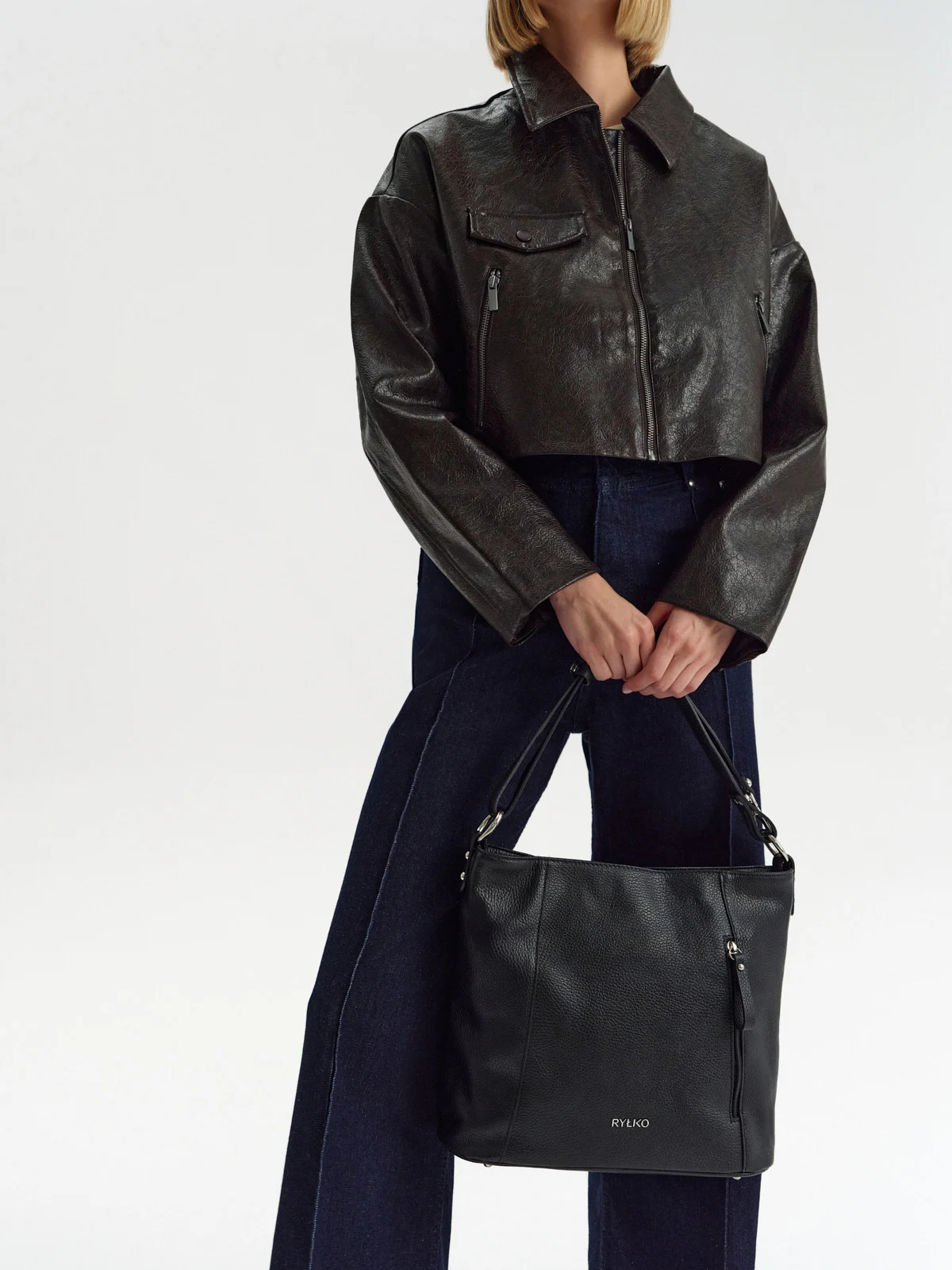 Duża, czarna torebka shopperka zapinana na zamek