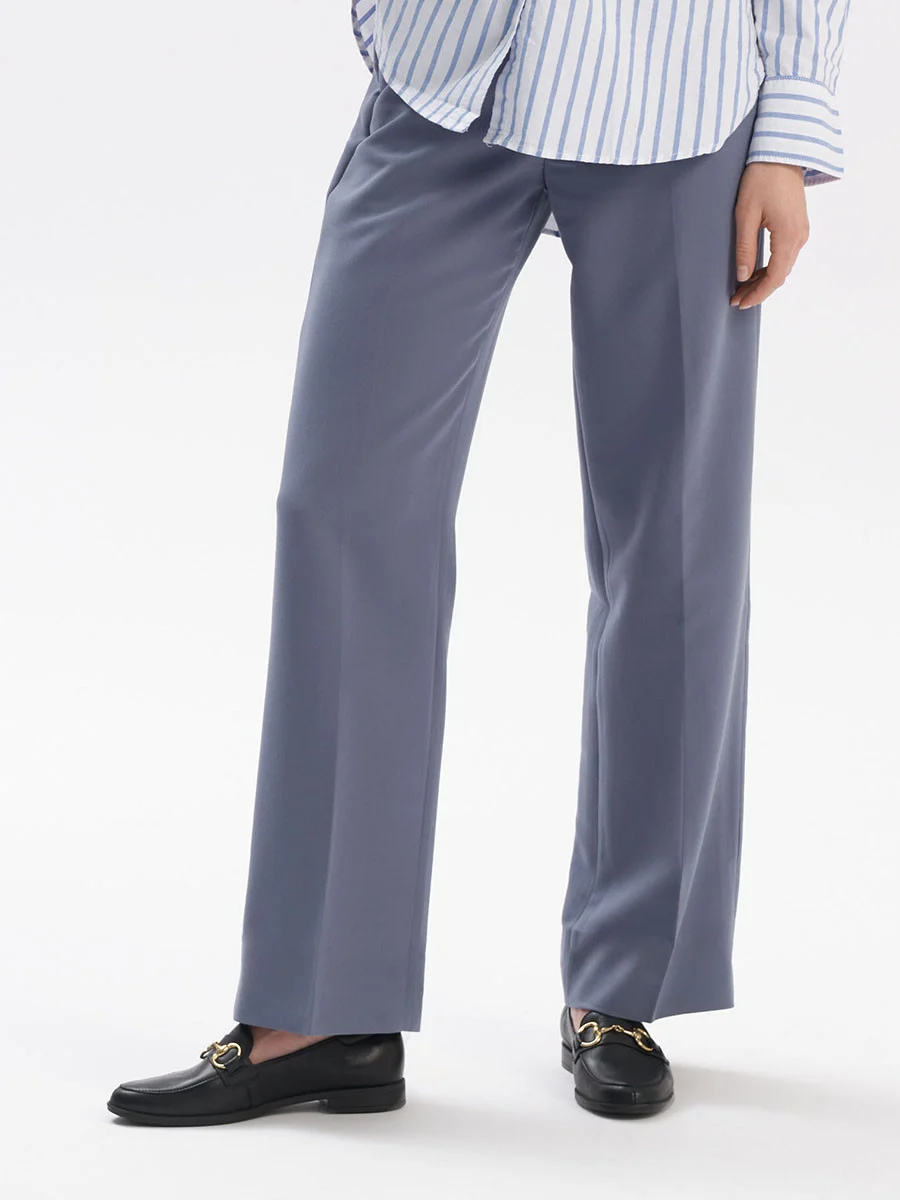 Czarne mokasyny ze złotą ozdobą