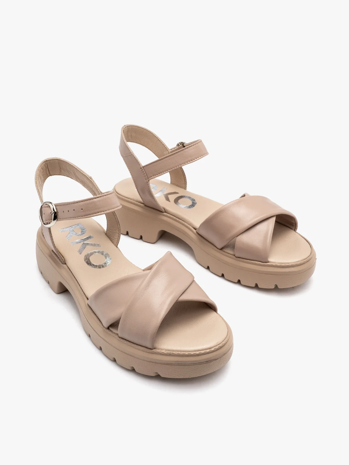 Beżowe sandały z ozdobną cholewką