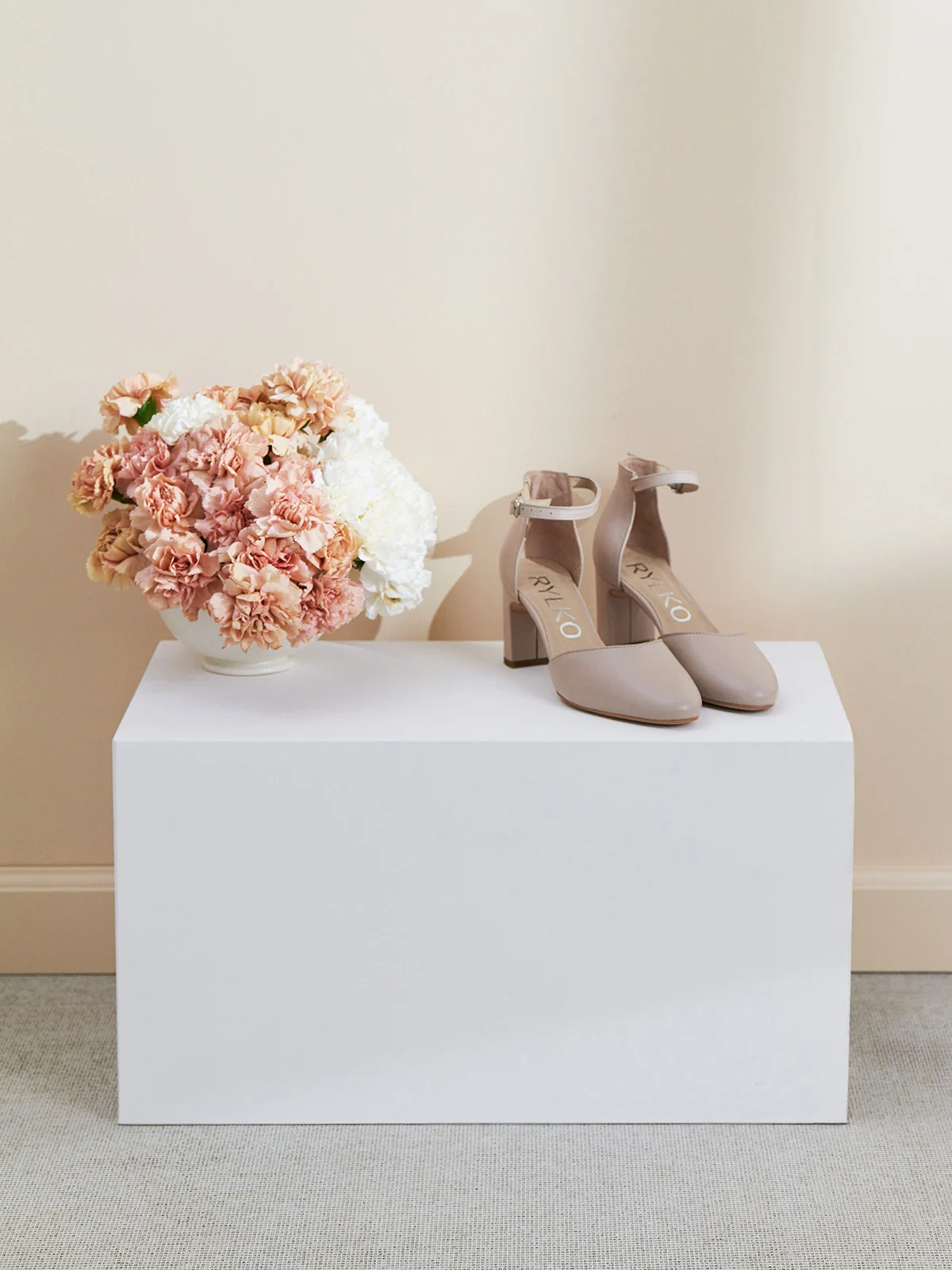 Beżowe czółenka z paskiem wokół kostki