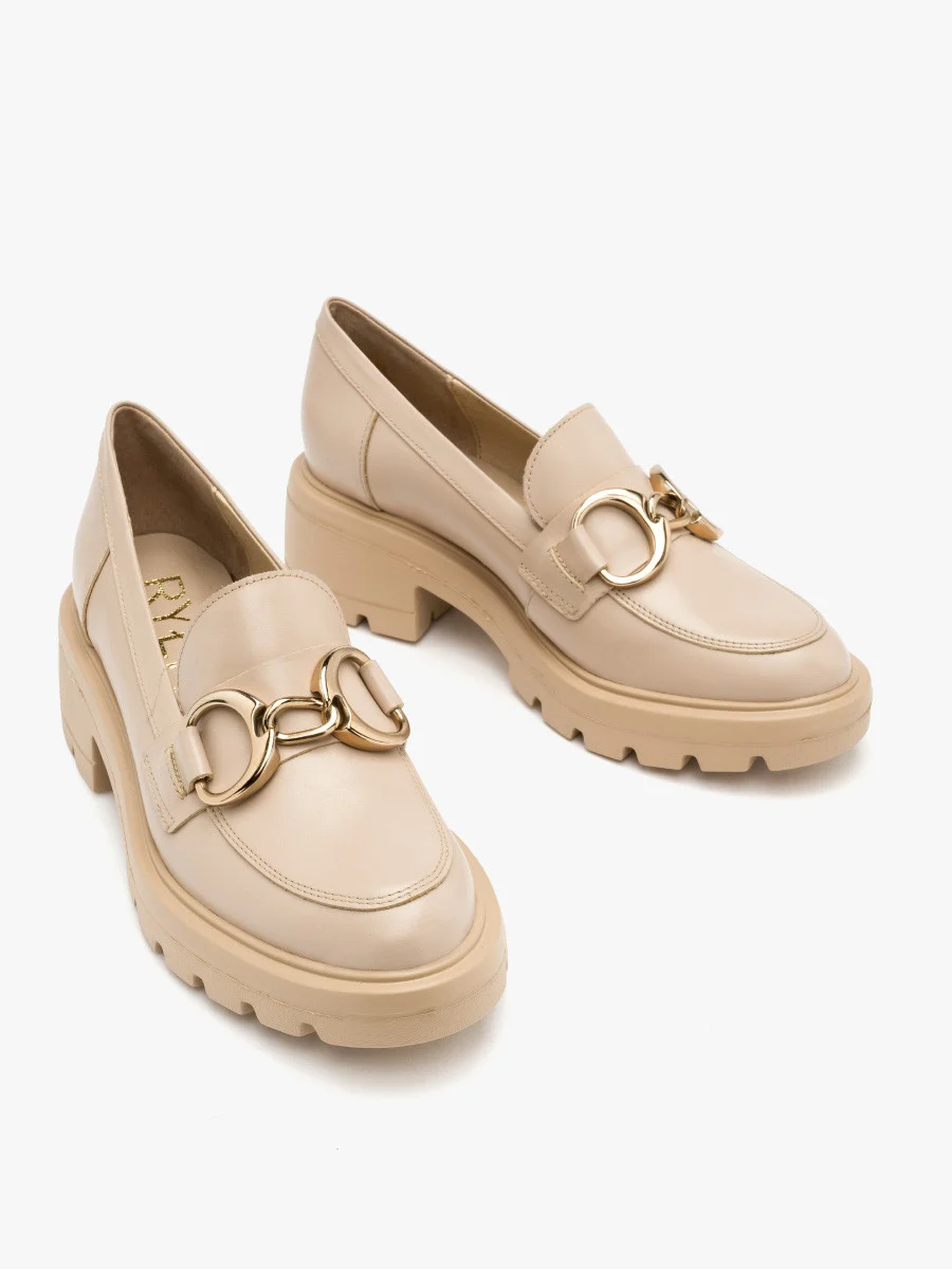 Beżowe mokasyny na masywnym spodzie