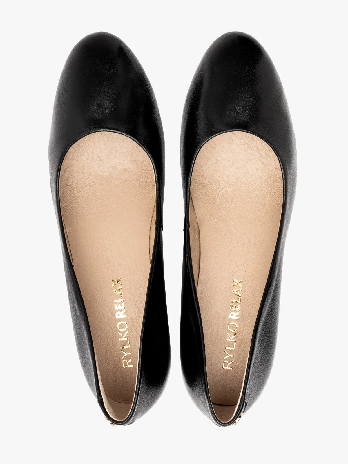 Czarne czółenka na niskim słupku