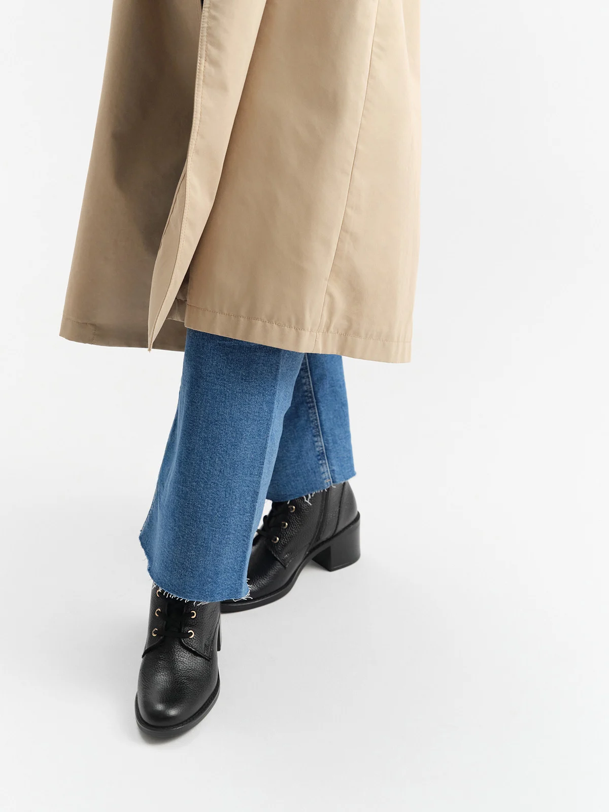 Czarne, sznurowane trzewiki damskie ze złotymi oczkami