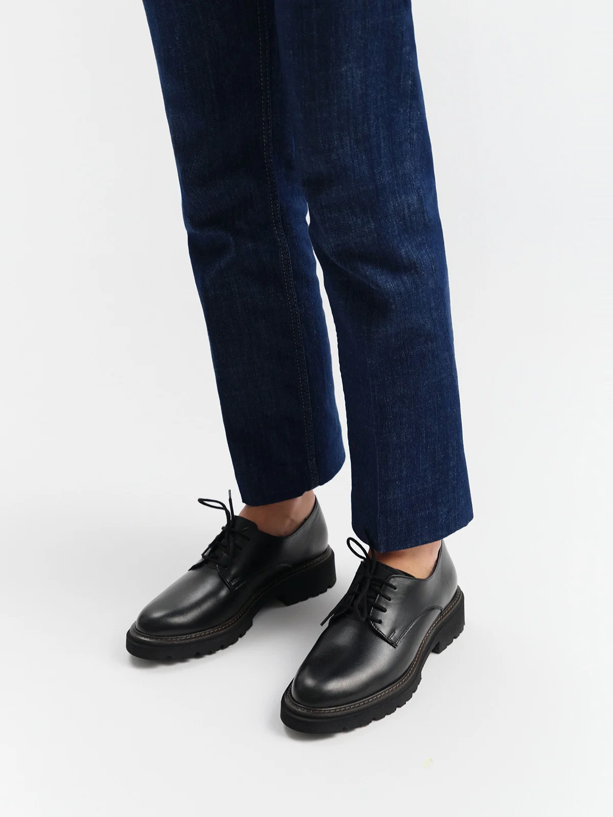 Czarne półbuty damskie na dekoracyjnym spodzie