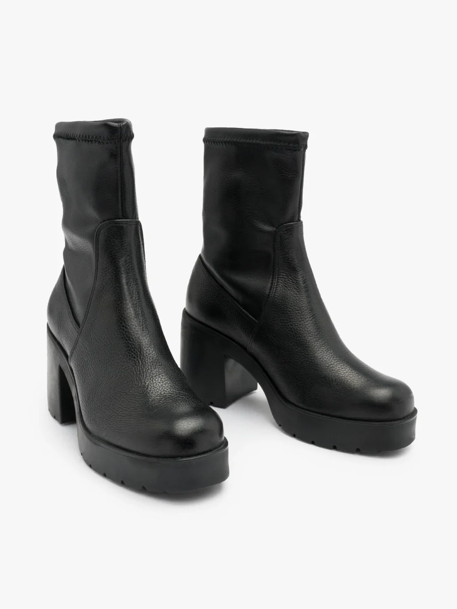 Czarne botki z elastyczną cholewką