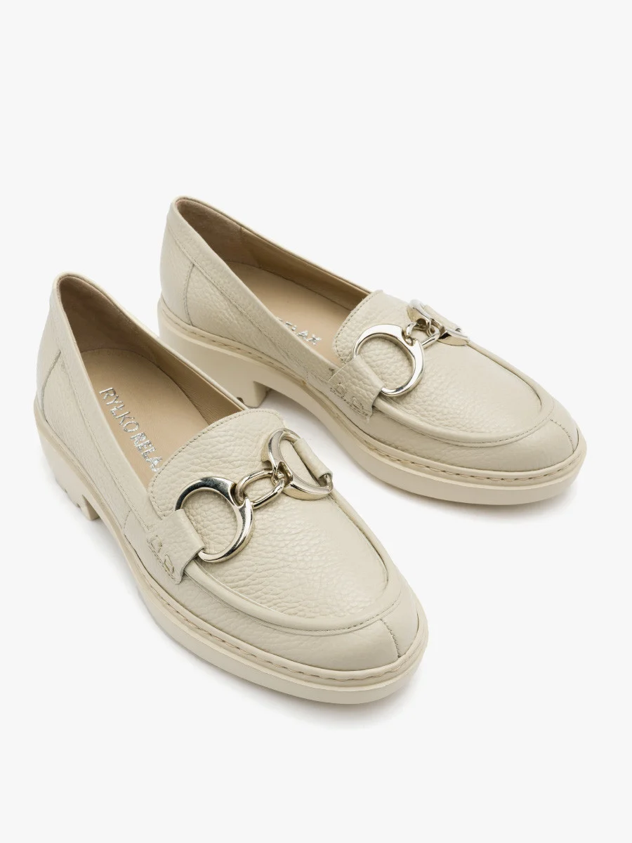 Kremowe mokasyny ze srebrną ozdobą