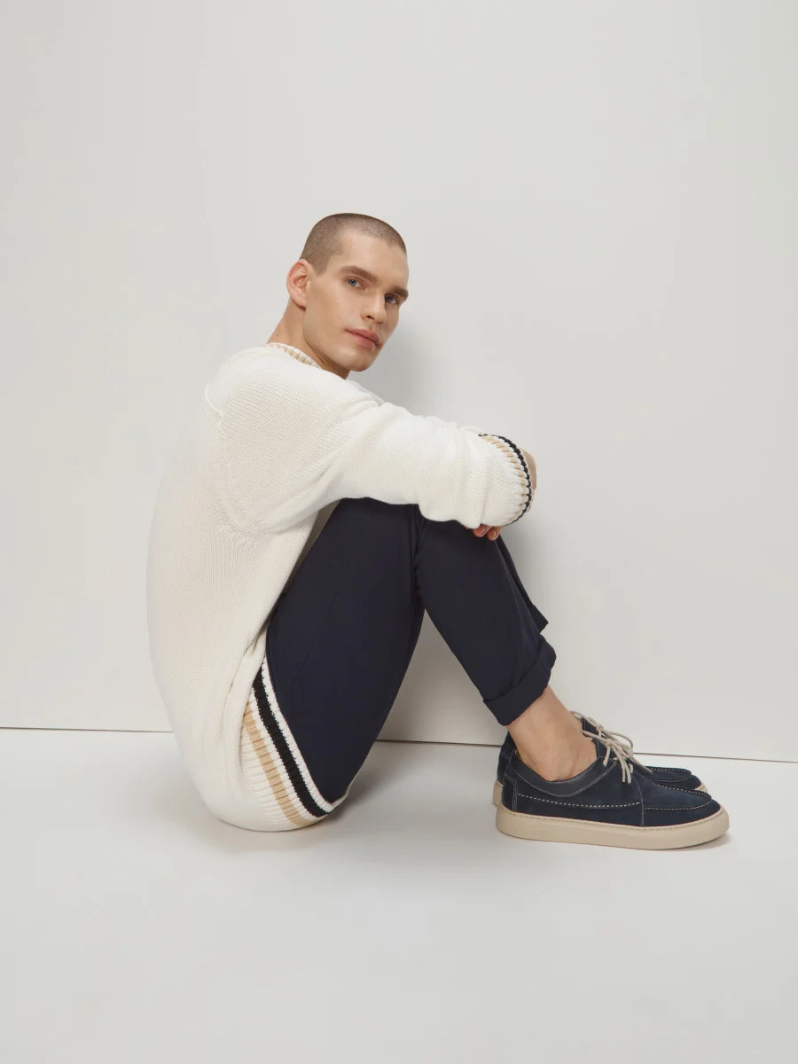 Granatowe półbuty z jasnymi przeszyciami