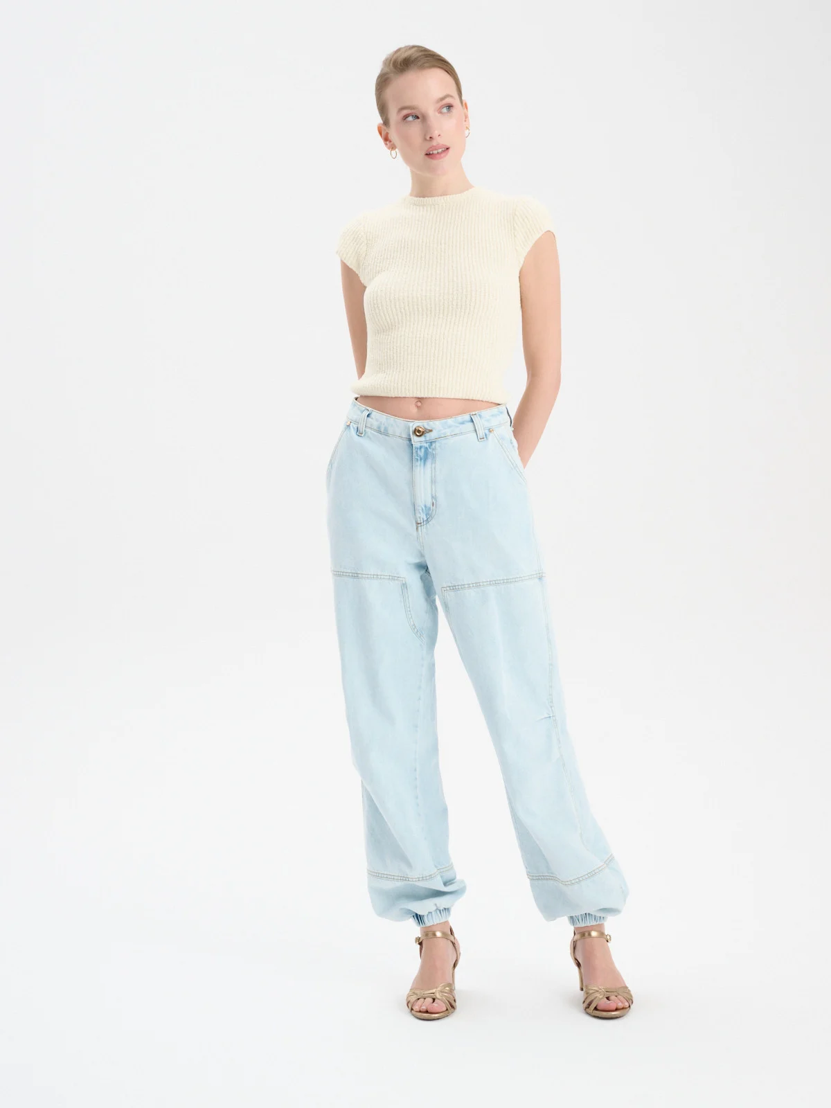 Złote sandały na obcasie