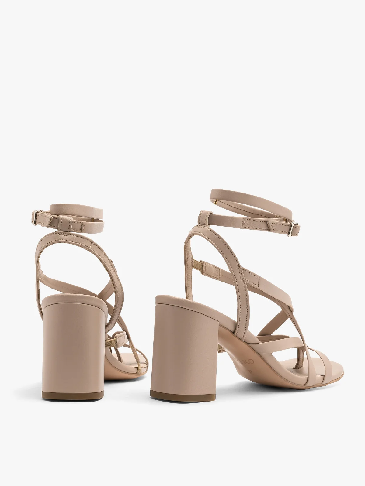 Beżowe japonki na obcasie