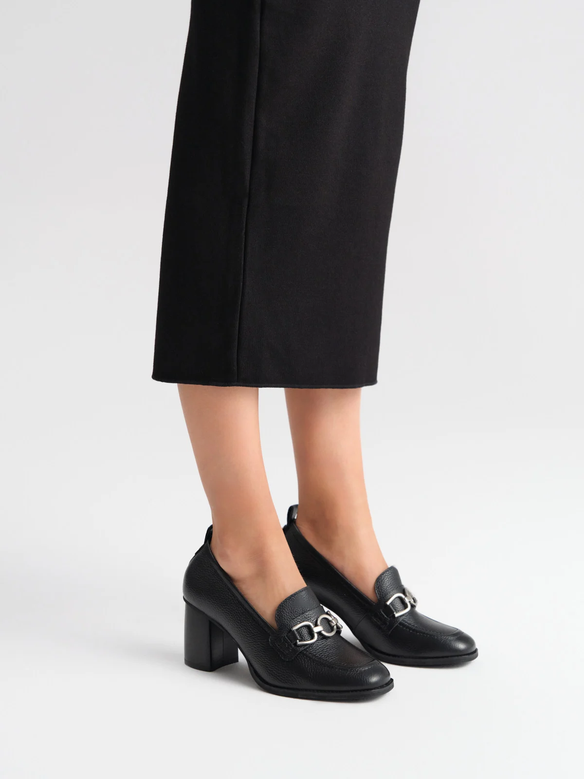 Czarne mokasyny na obcasie