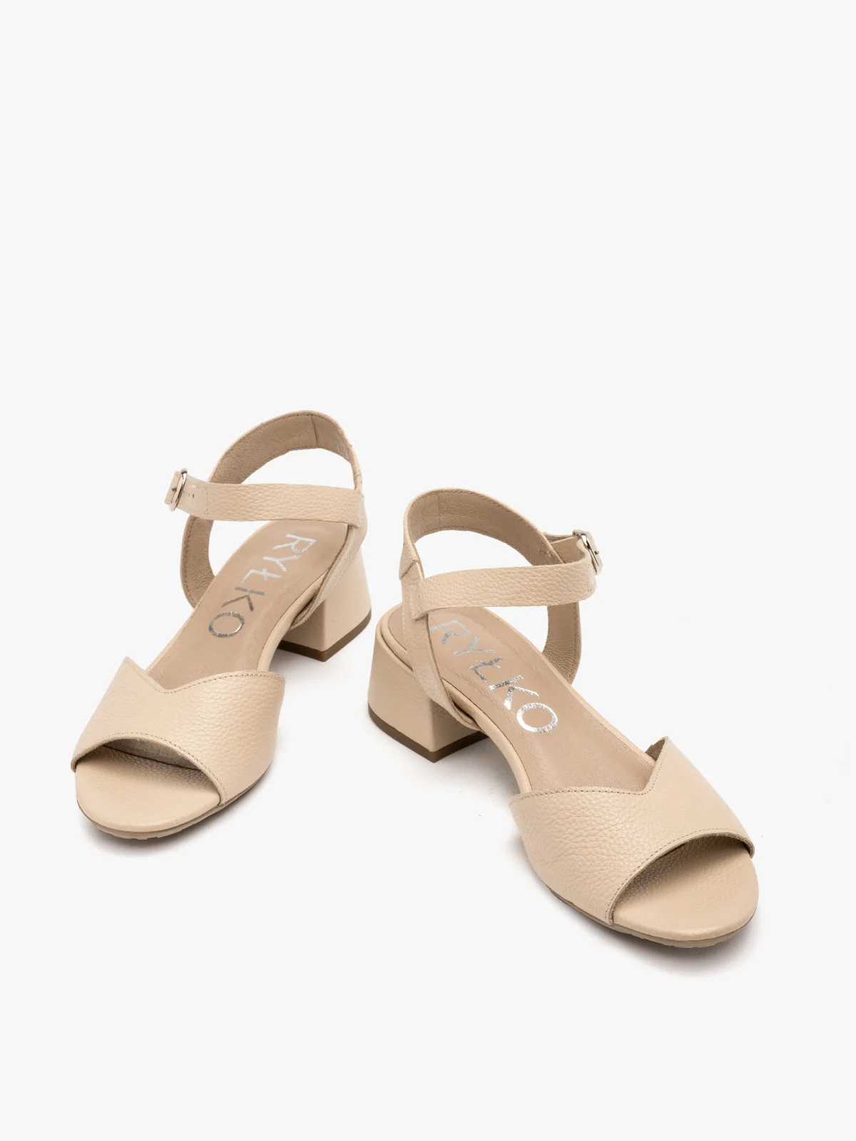 Beżowe sandały na niskim obcasie