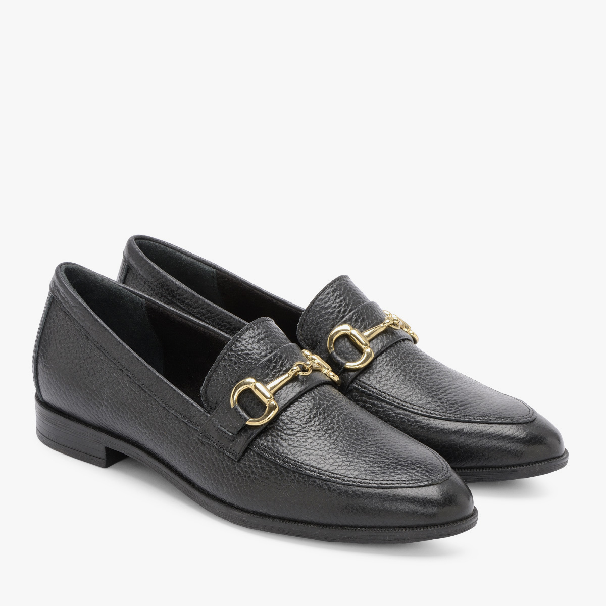 Czarne mokasyny z ozdobą na cholewce