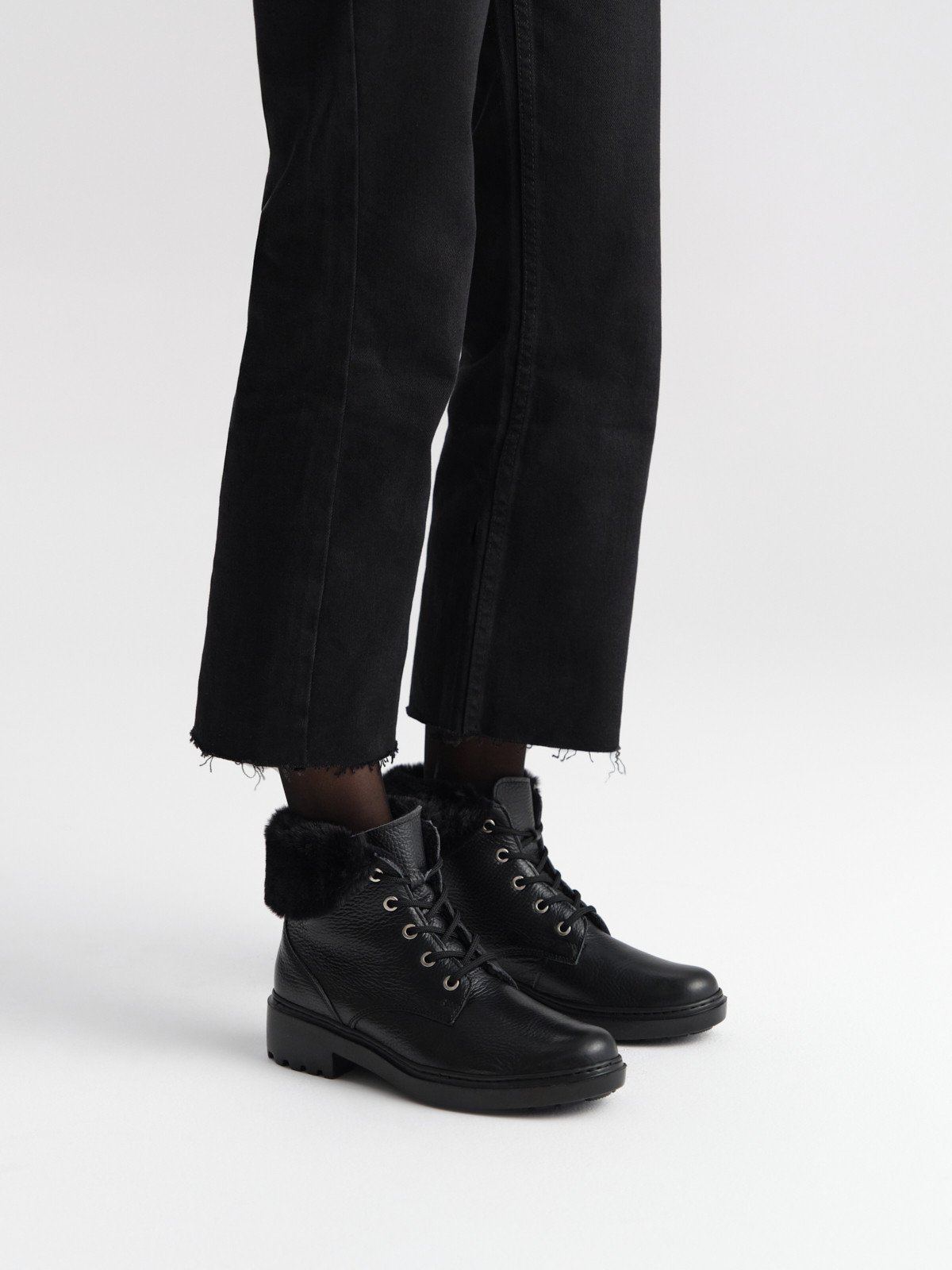 Czarne trzewiki damskie z futrem
