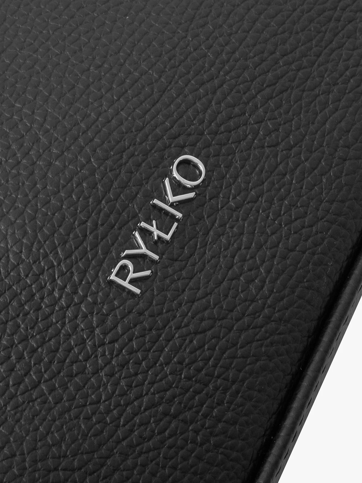 Czarna torebka z kontrastowym paskiem z tkaniny