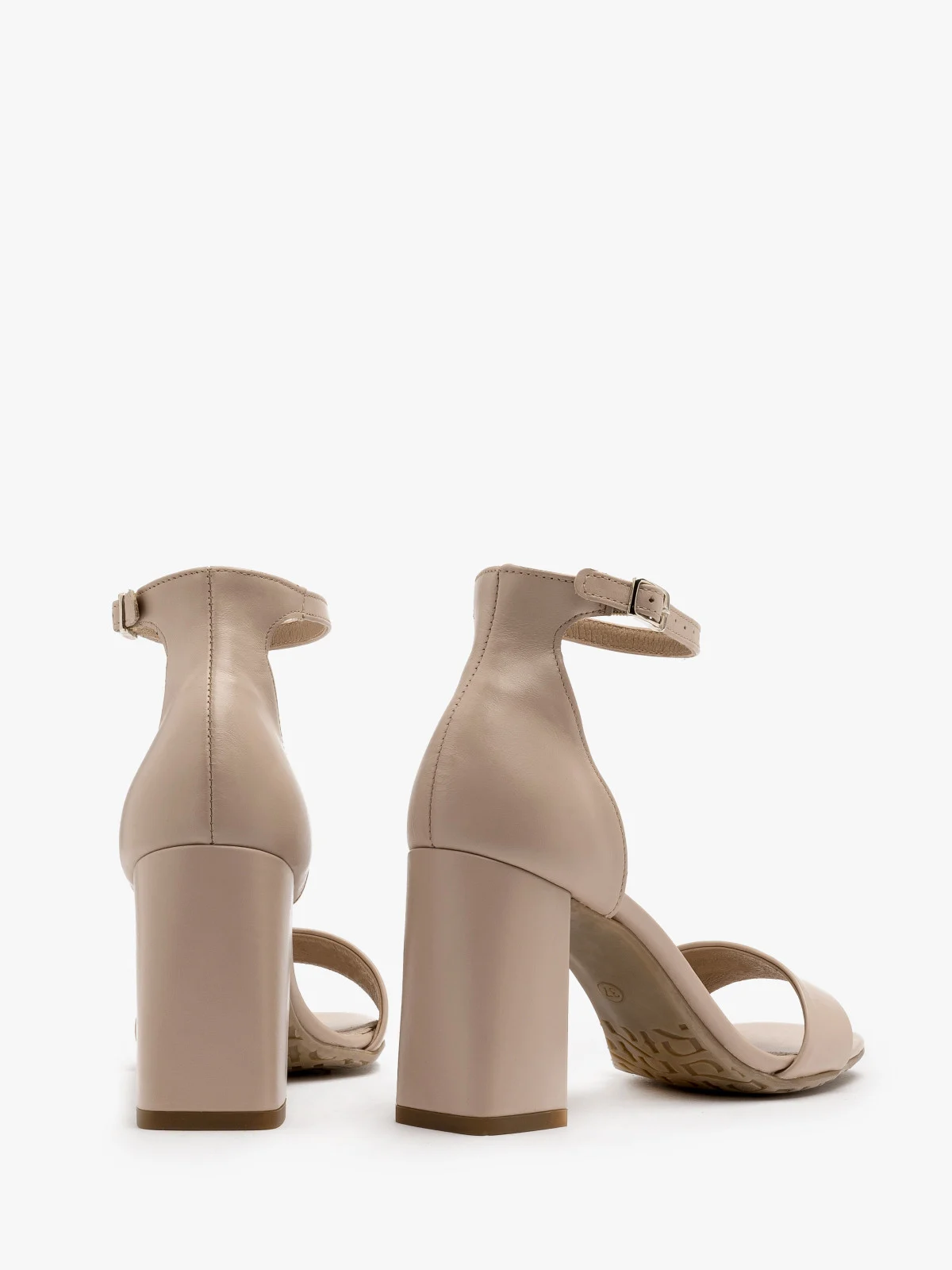 Beżowe sandały na obcasie